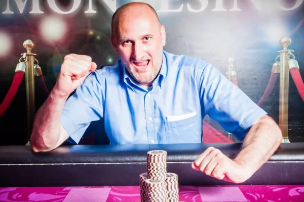 Josef Tod first chip leader at the Grand Prix kickoff with 100 entries!