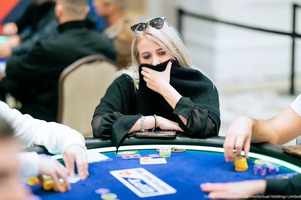 EPT Paris Main Event – Felix 'xflixx' Schneiders jumps into Day 2 with a large group of DACH players!