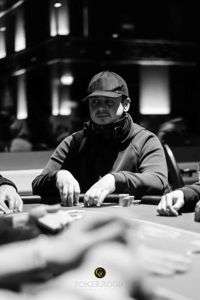 827 entries break the €1M guarantee in the WSOPC Main Event! Lulei Hu in the lead!