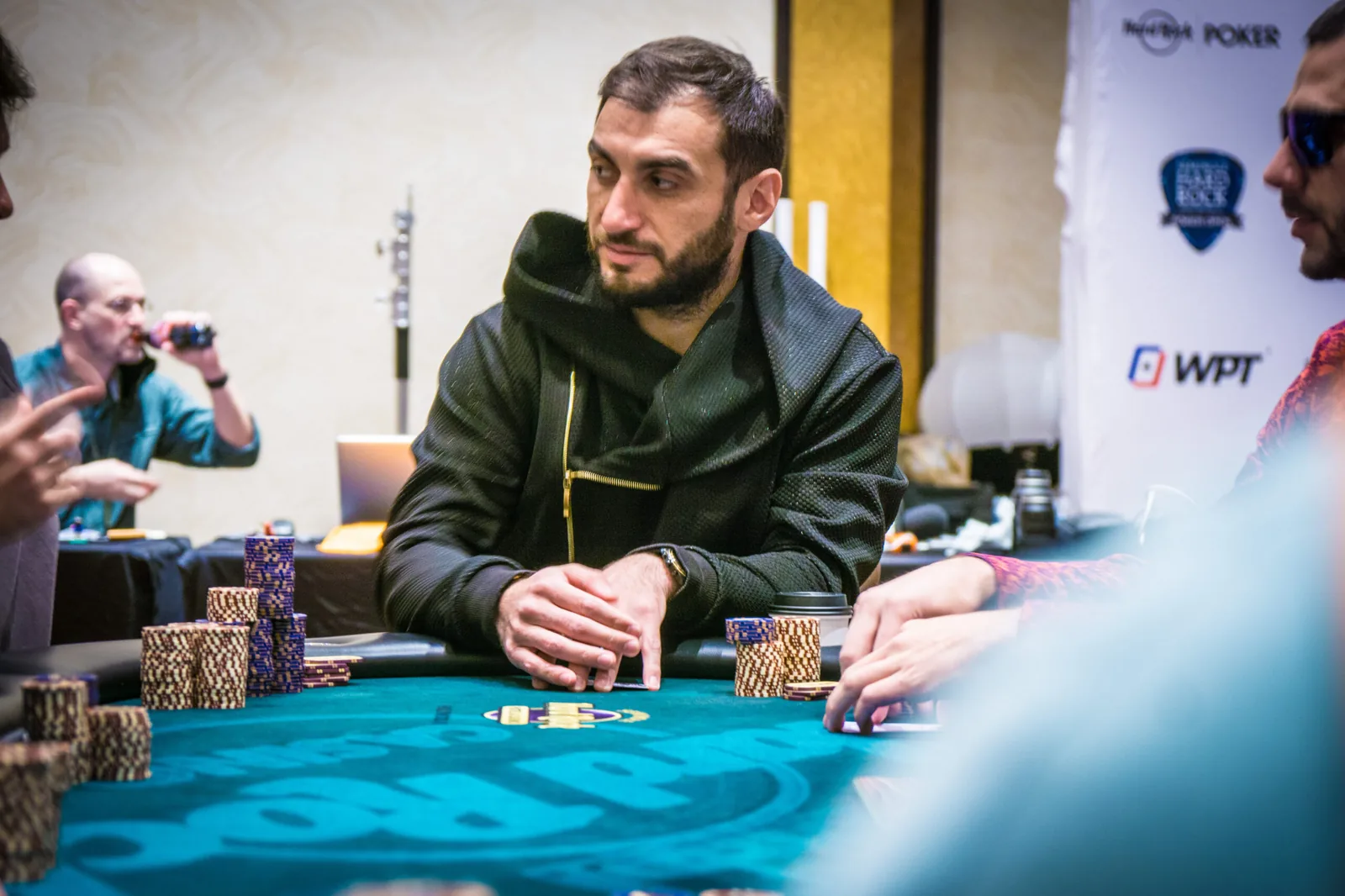 Mega overlay in the euroRounders NLH Mystery Bounty! Jalba takes the 1E Chipleader Bonus!