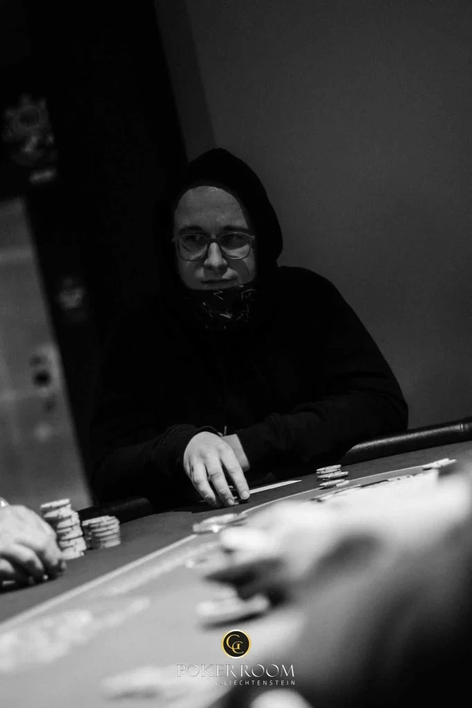 827 entries break the €1M guarantee in the WSOPC Main Event! Lulei Hu in the lead!