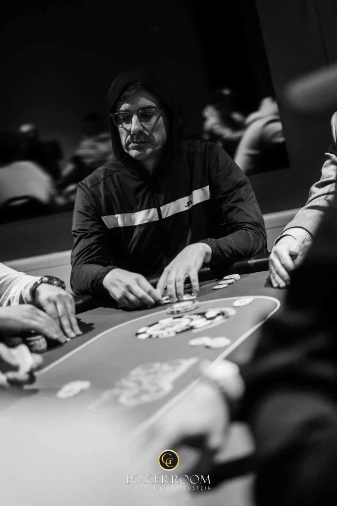 827 entries break the €1M guarantee in the WSOPC Main Event! Lulei Hu in the lead!