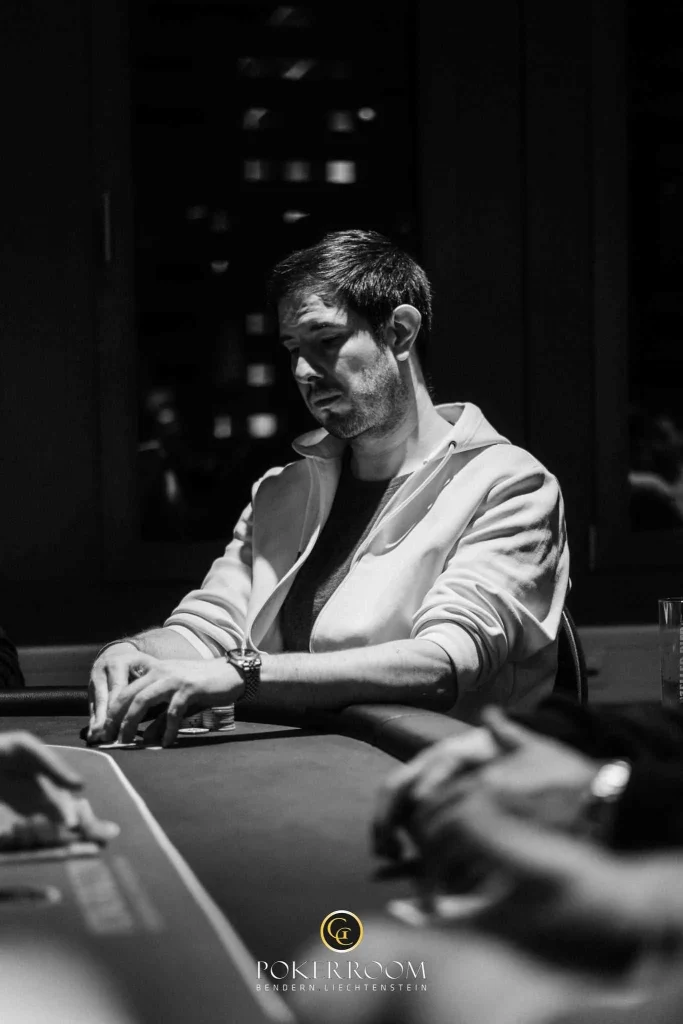 827 entries break the €1M guarantee in the WSOPC Main Event! Lulei Hu in the lead!