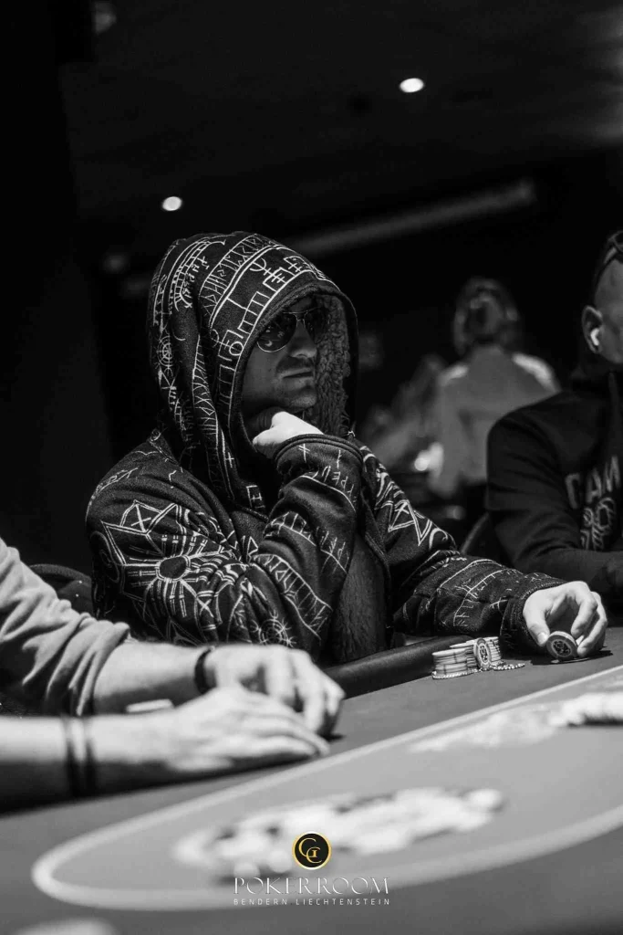 827 entries break the €1M guarantee in the WSOPC Main Event! Lulei Hu in the lead!