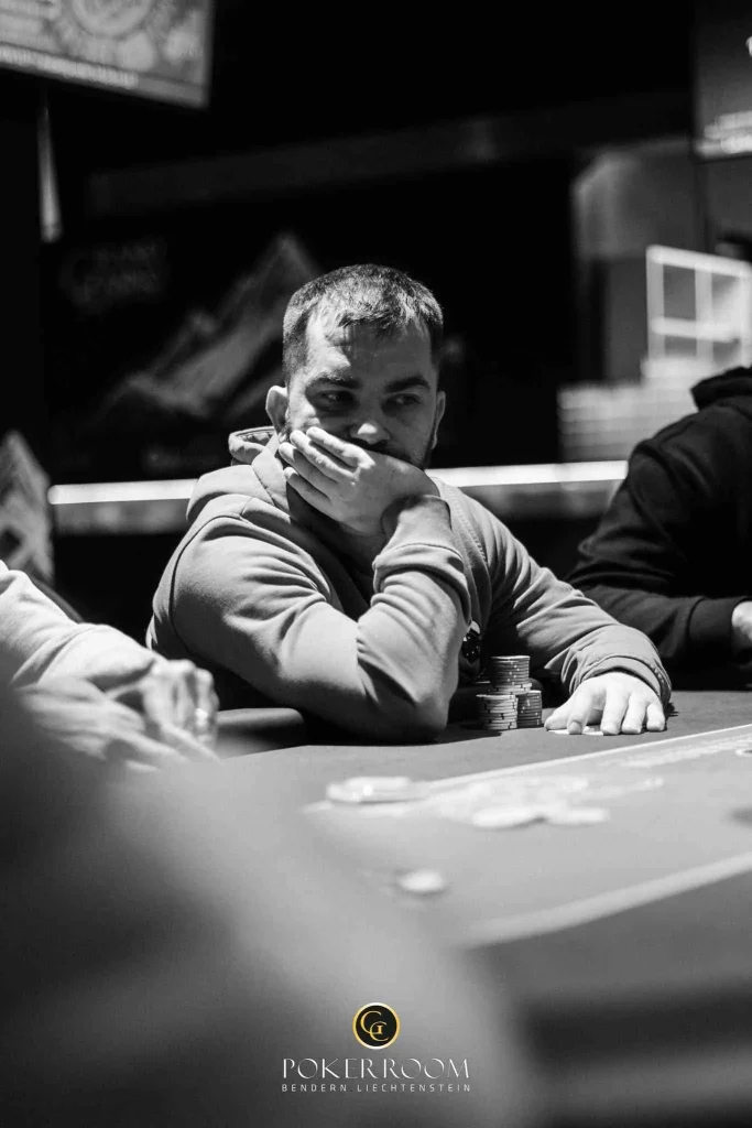 827 entries break the €1M guarantee in the WSOPC Main Event! Lulei Hu in the lead!