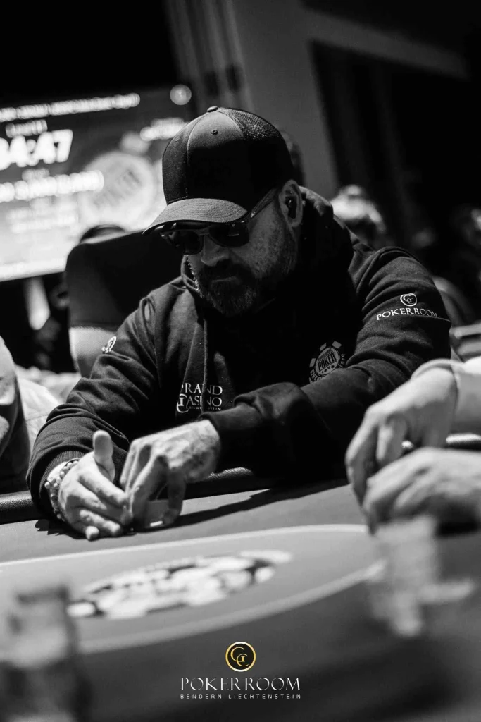 827 entries break the €1M guarantee in the WSOPC Main Event! Lulei Hu in the lead!
