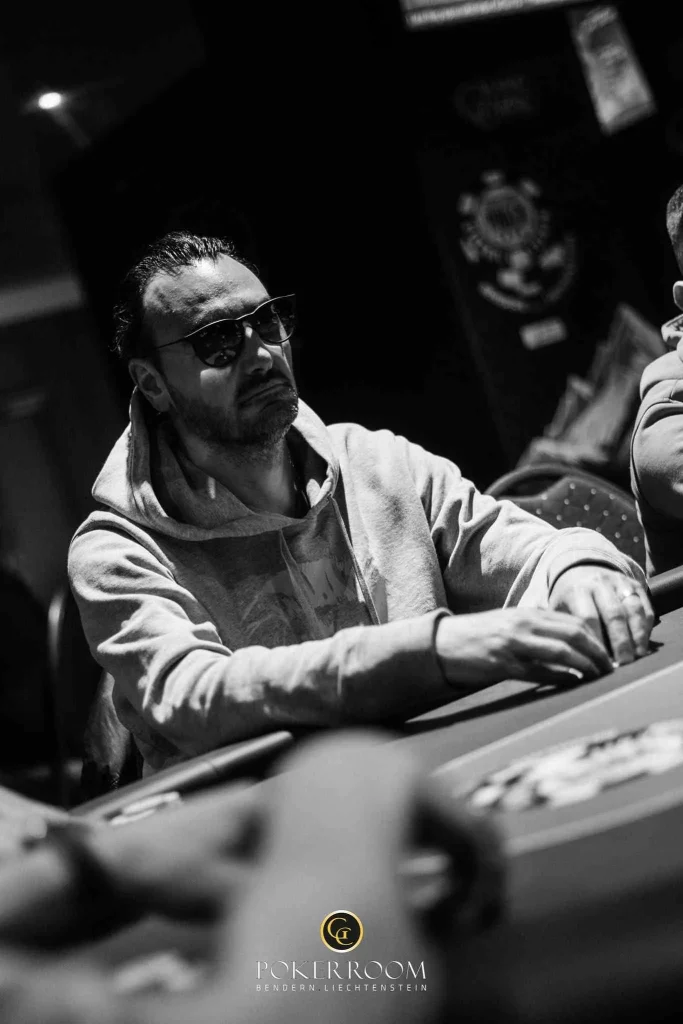 827 entries break the €1M guarantee in the WSOPC Main Event! Lulei Hu in the lead!
