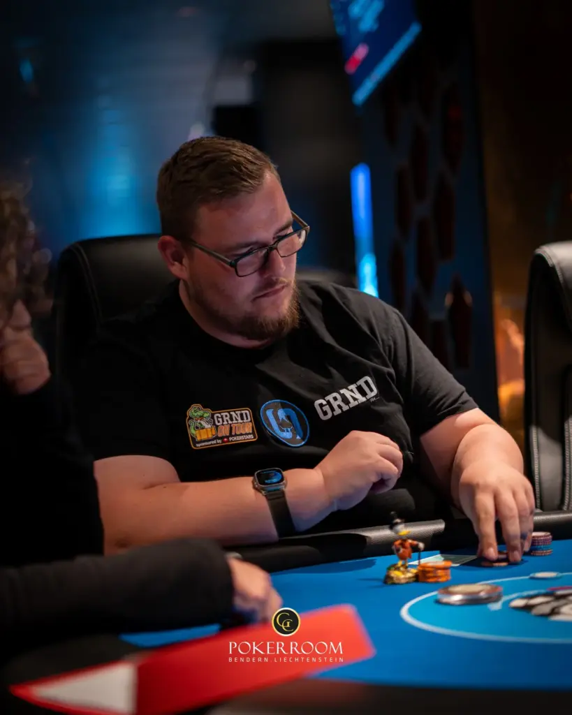 „Supper Rappi“ causes chaos at the Community Poker Festival / „Mrs. Devil“ 1D chip leader in the ME!