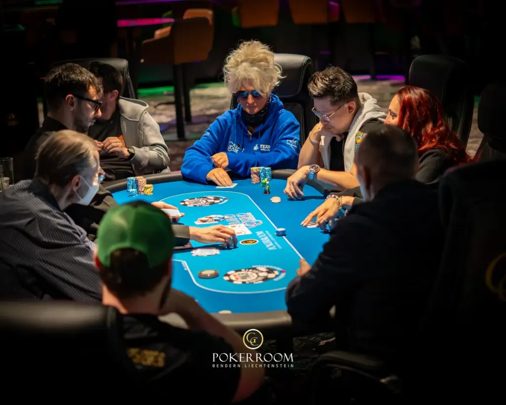 „Supper Rappi“ causes chaos at the Community Poker Festival / „Mrs. Devil“ 1D chip leader in the ME!