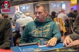 1D chip leader Mazouk cracks the million mark in the €1.5M gtd. Pirates‘ Poker Treasure Main Event!