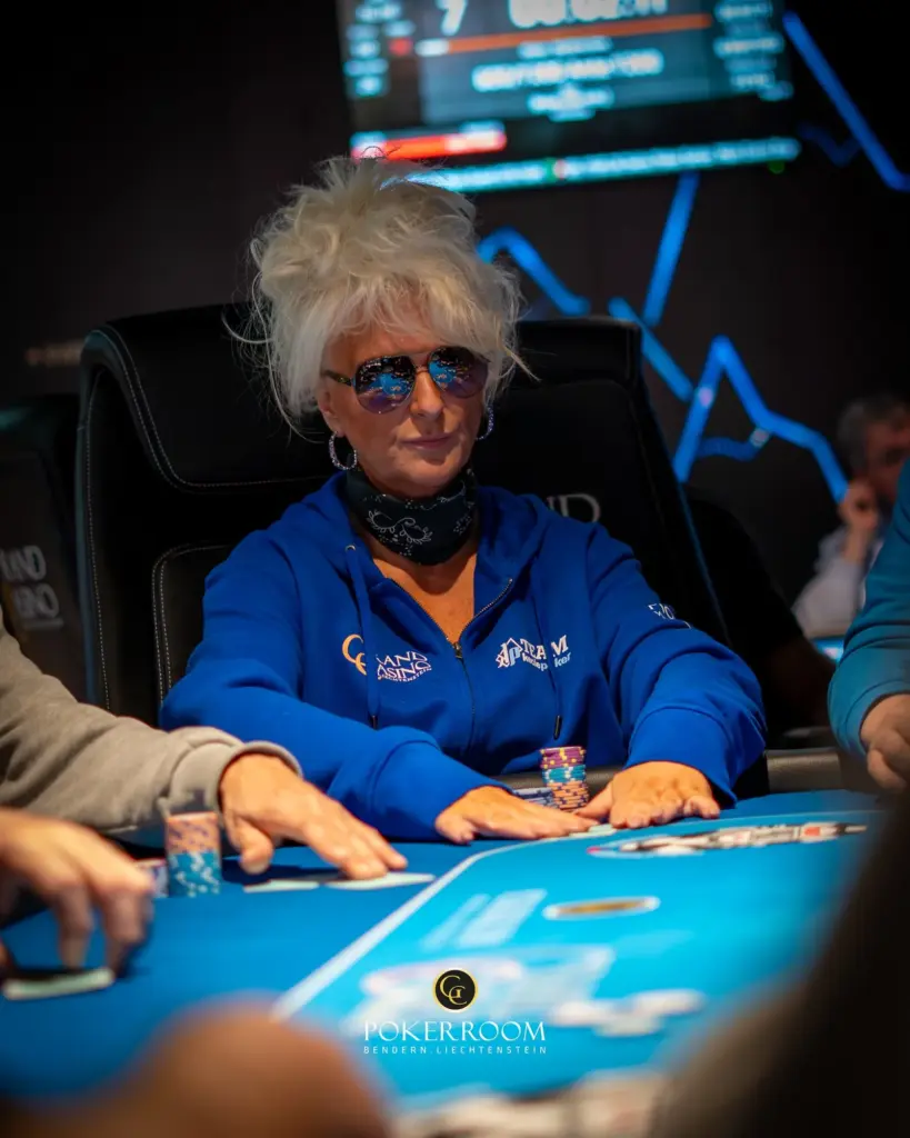 „Supper Rappi“ causes chaos at the Community Poker Festival / „Mrs. Devil“ 1D chip leader in the ME!