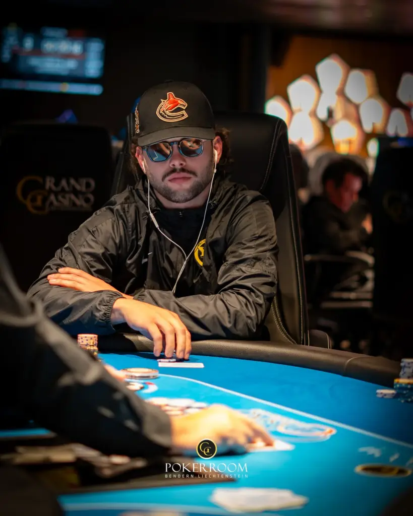 „Supper Rappi“ causes chaos at the Community Poker Festival / „Mrs. Devil“ 1D chip leader in the ME!