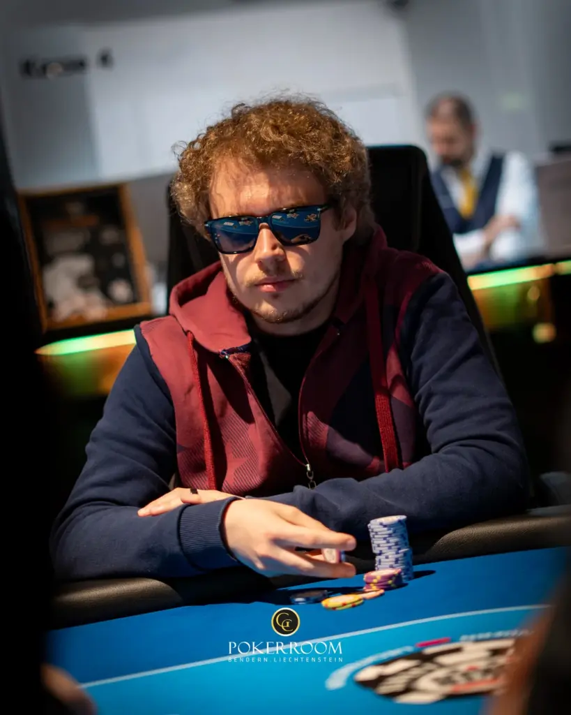 „Supper Rappi“ causes chaos at the Community Poker Festival / „Mrs. Devil“ 1D chip leader in the ME!