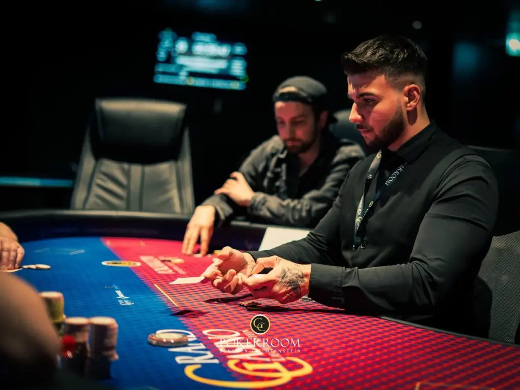 „Supper Rappi“ causes chaos at the Community Poker Festival / „Mrs. Devil“ 1D chip leader in the ME!