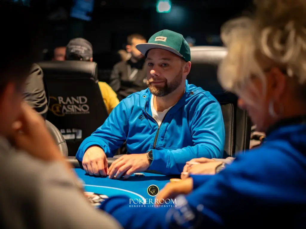„Supper Rappi“ causes chaos at the Community Poker Festival / „Mrs. Devil“ 1D chip leader in the ME!