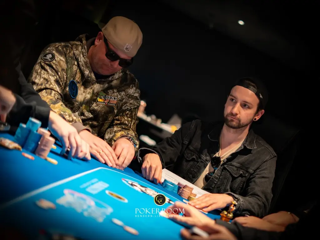 „Supper Rappi“ causes chaos at the Community Poker Festival / „Mrs. Devil“ 1D chip leader in the ME!