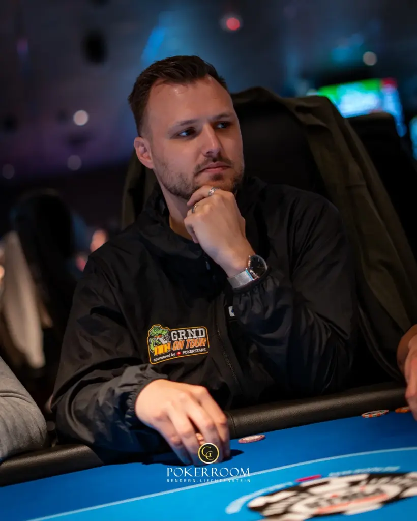 „Supper Rappi“ causes chaos at the Community Poker Festival / „Mrs. Devil“ 1D chip leader in the ME!