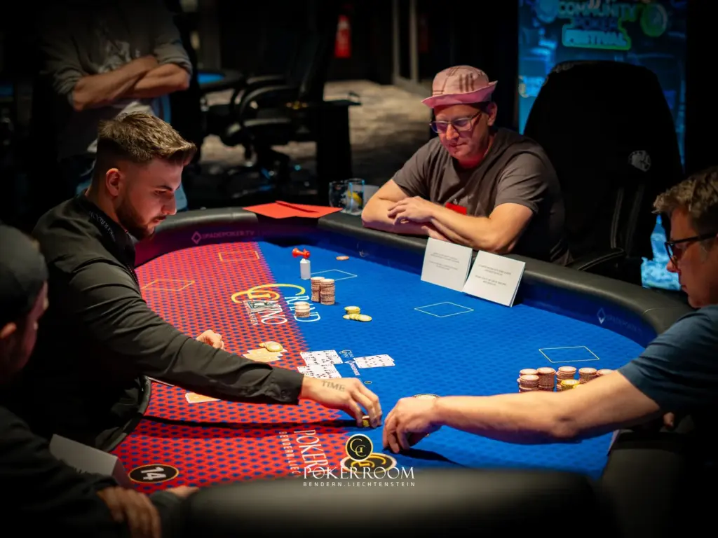 „Supper Rappi“ causes chaos at the Community Poker Festival / „Mrs. Devil“ 1D chip leader in the ME!