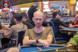 1D chip leader Mazouk cracks the million mark in the €1.5M gtd. Pirates‘ Poker Treasure Main Event!