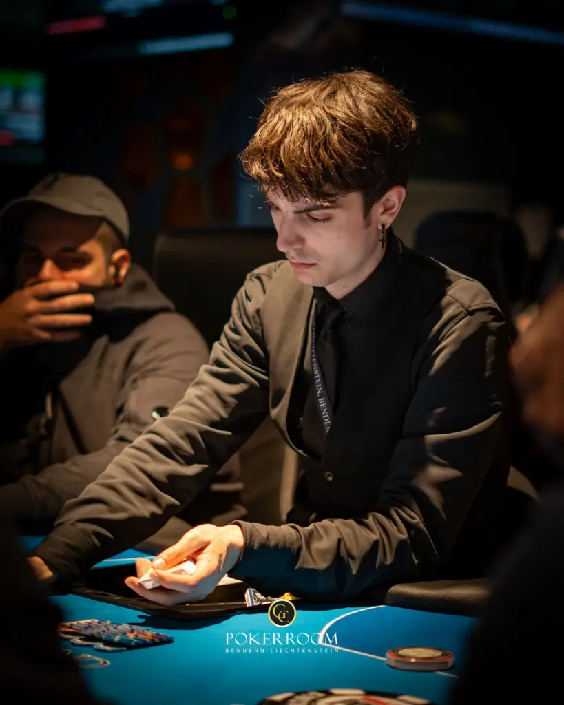 „Supper Rappi“ causes chaos at the Community Poker Festival / „Mrs. Devil“ 1D chip leader in the ME!
