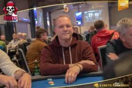 1D chip leader Mazouk cracks the million mark in the €1.5M gtd. Pirates‘ Poker Treasure Main Event!