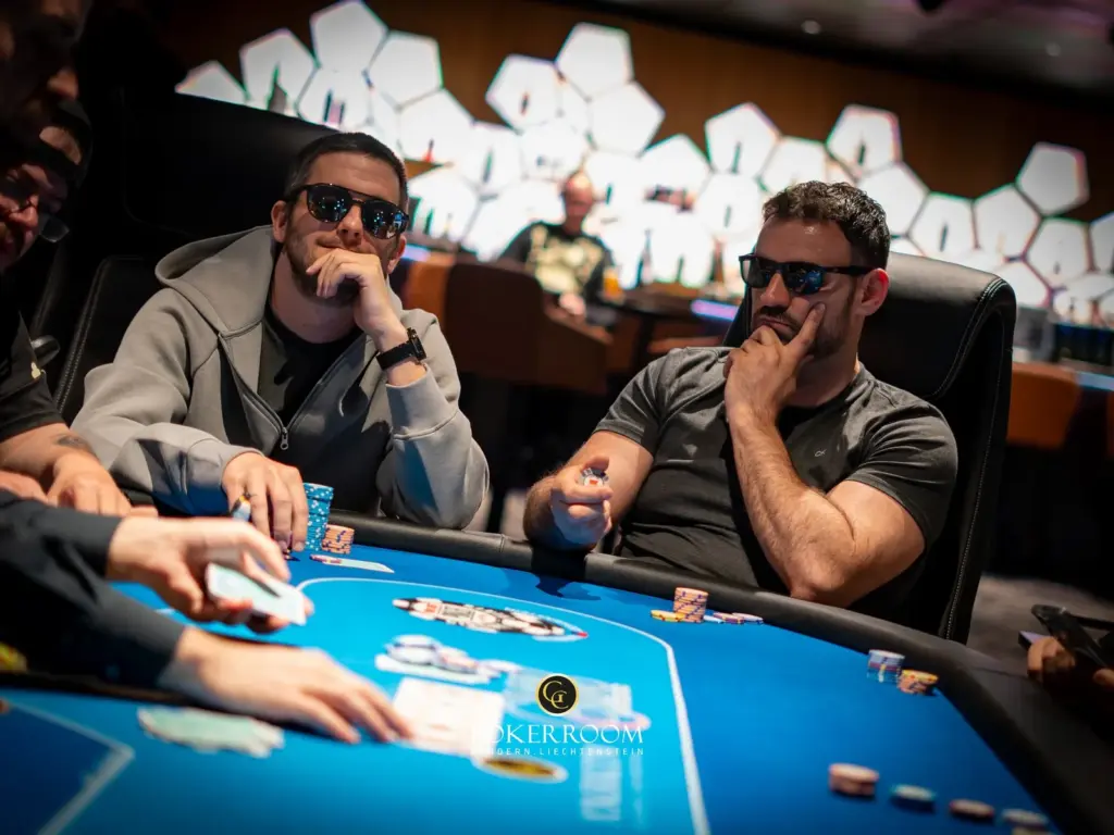„Supper Rappi“ causes chaos at the Community Poker Festival / „Mrs. Devil“ 1D chip leader in the ME!