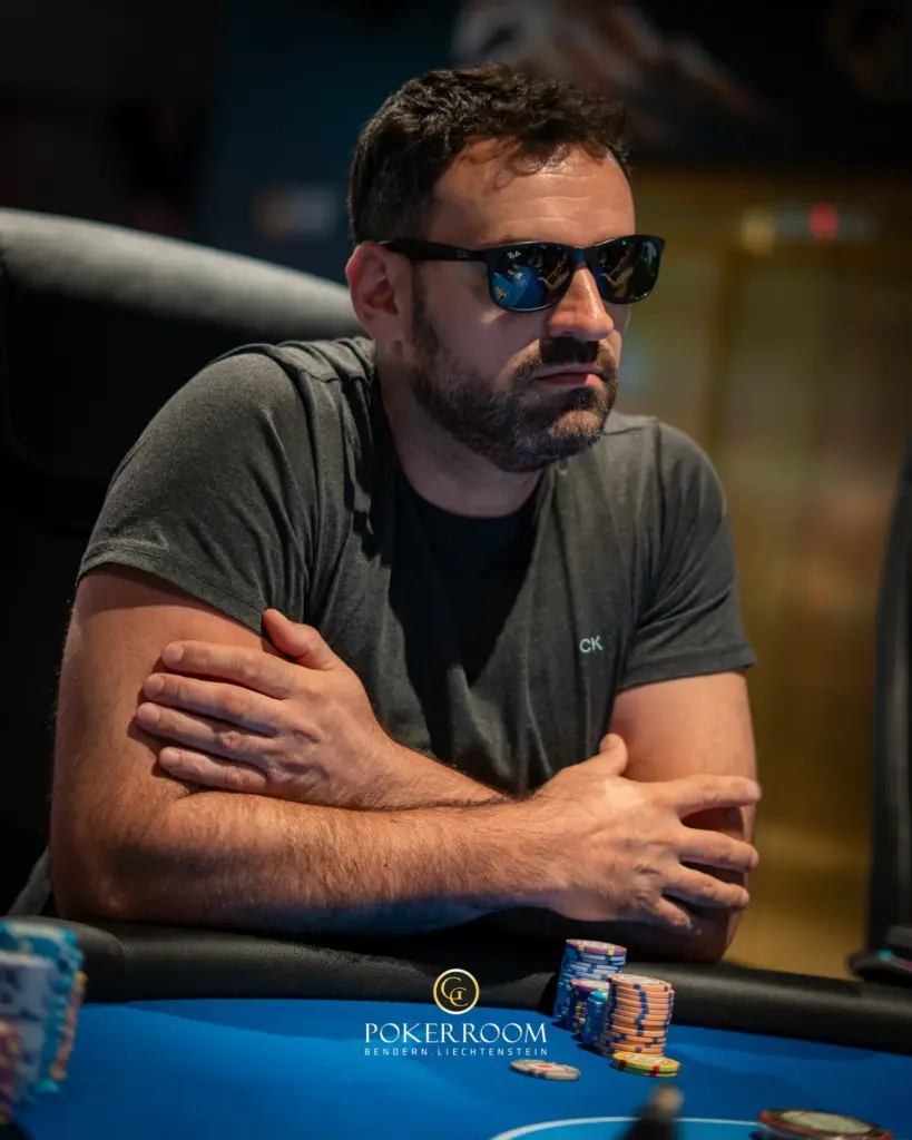 „Supper Rappi“ causes chaos at the Community Poker Festival / „Mrs. Devil“ 1D chip leader in the ME!