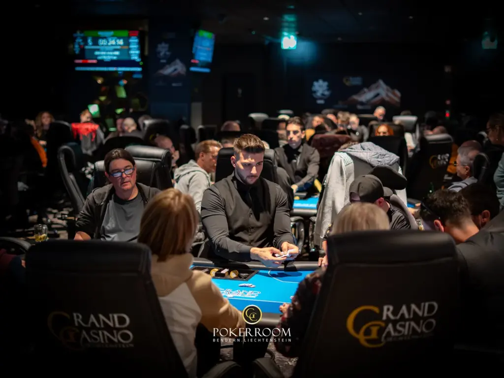 „Supper Rappi“ causes chaos at the Community Poker Festival / „Mrs. Devil“ 1D chip leader in the ME!