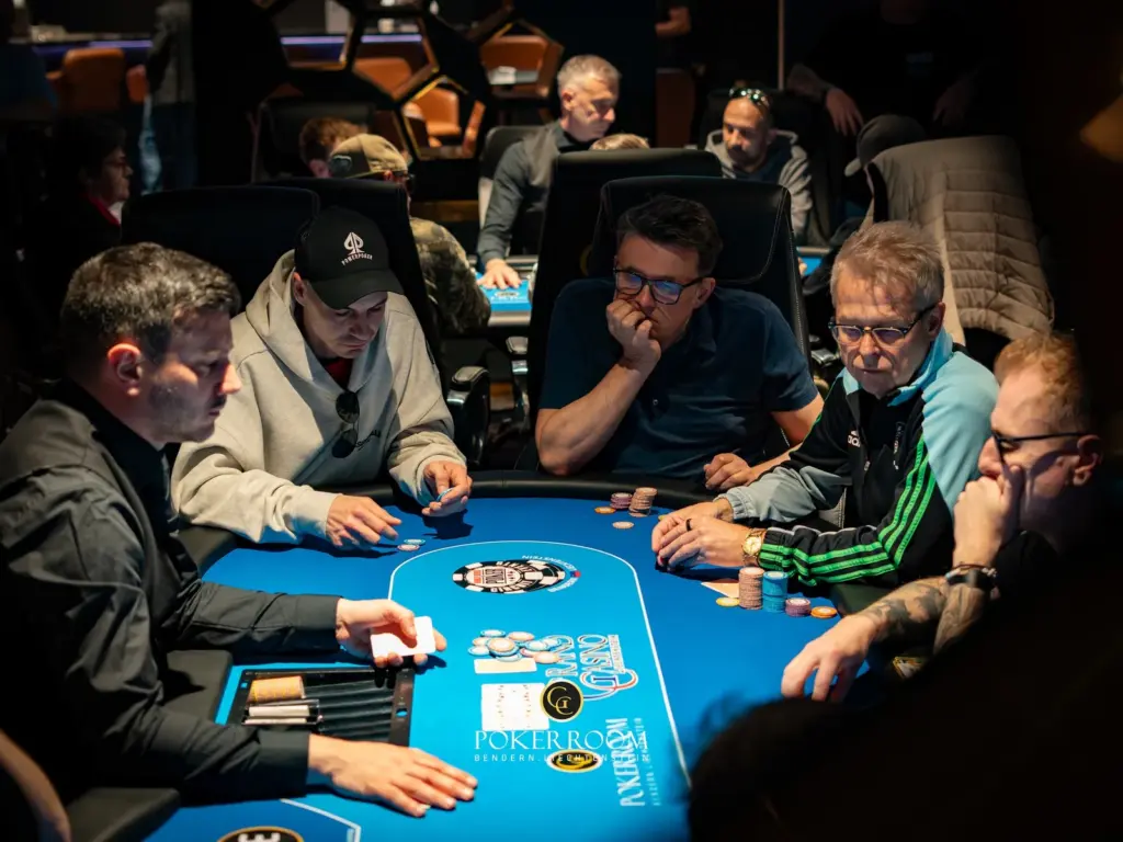 „Supper Rappi“ causes chaos at the Community Poker Festival / „Mrs. Devil“ 1D chip leader in the ME!