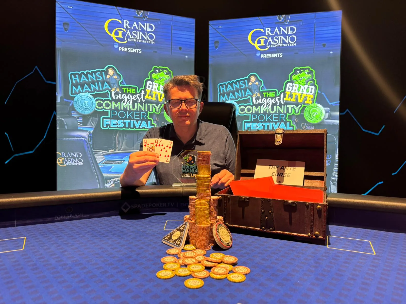 „Supper Rappi“ causes chaos at the Community Poker Festival / „Mrs. Devil“ 1D chip leader in the ME!