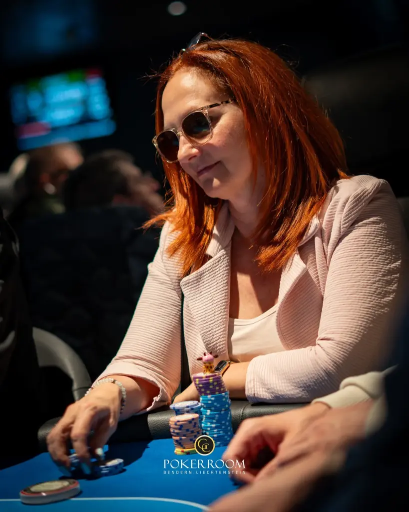„Supper Rappi“ causes chaos at the Community Poker Festival / „Mrs. Devil“ 1D chip leader in the ME!