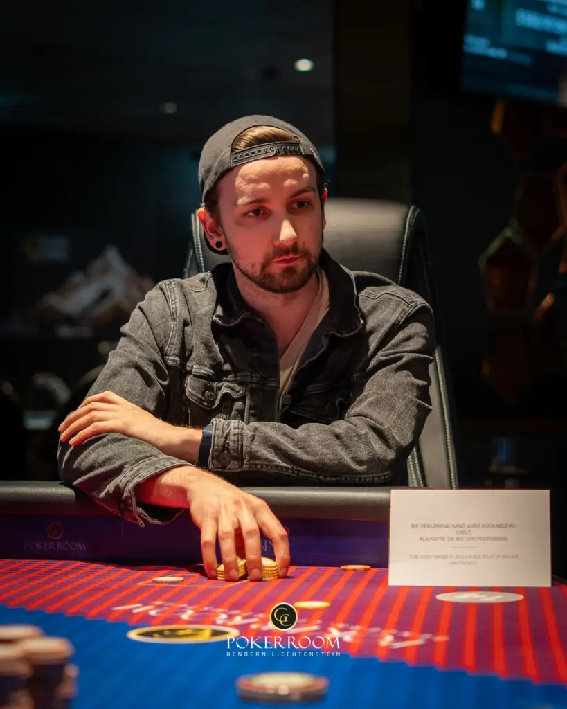 „Supper Rappi“ causes chaos at the Community Poker Festival / „Mrs. Devil“ 1D chip leader in the ME!