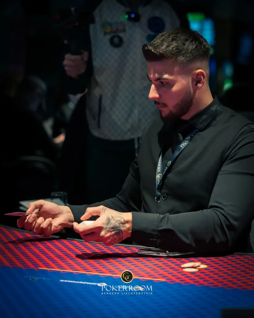 „Supper Rappi“ causes chaos at the Community Poker Festival / „Mrs. Devil“ 1D chip leader in the ME!