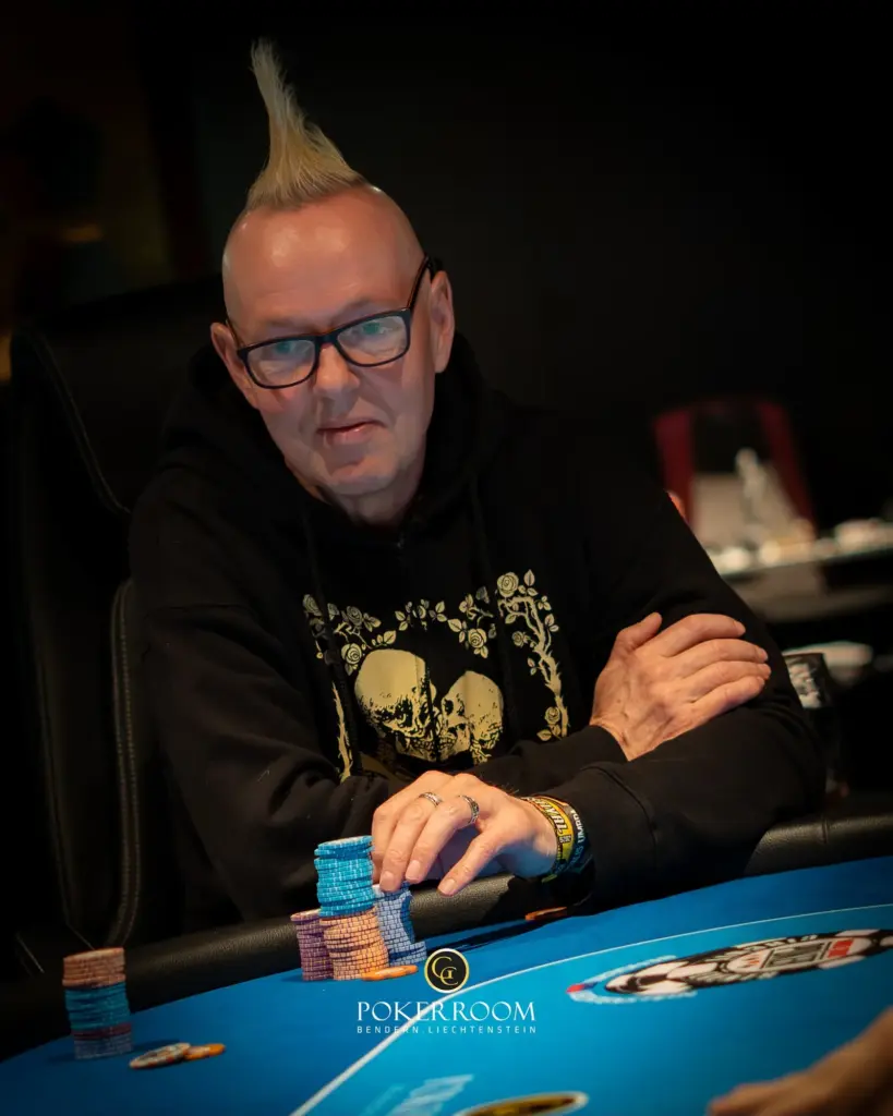 „Supper Rappi“ causes chaos at the Community Poker Festival / „Mrs. Devil“ 1D chip leader in the ME!